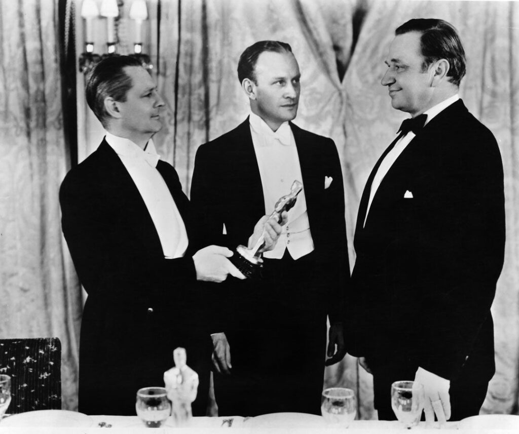 Academy Awards - Wallace Beery, with Lionel Barrymore e Conrad Nagel